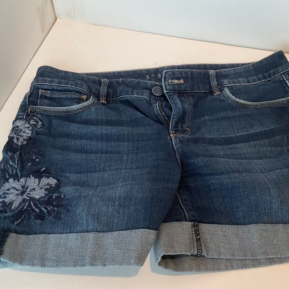 WHBM Denim 5 inch Short Floral Detail Size 6